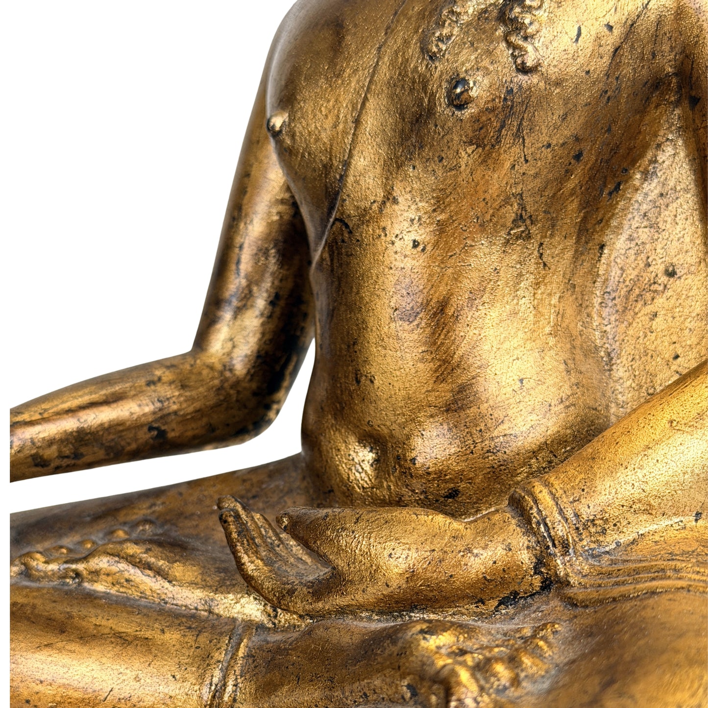 Linkerhand in meditatiepositie bij de torso van Thaise bronzen Boeddha met oude lakvergulding