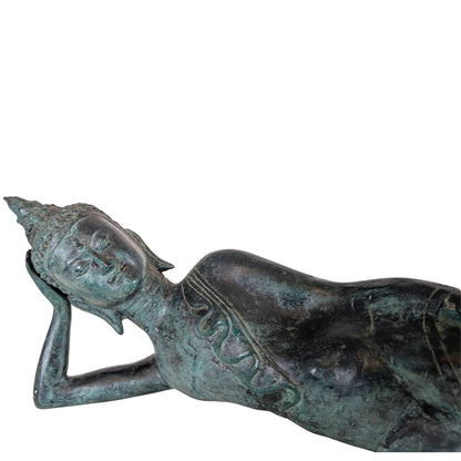 Detail van borstornament op een antiek bronzen liggende Boeddha uit Thailand