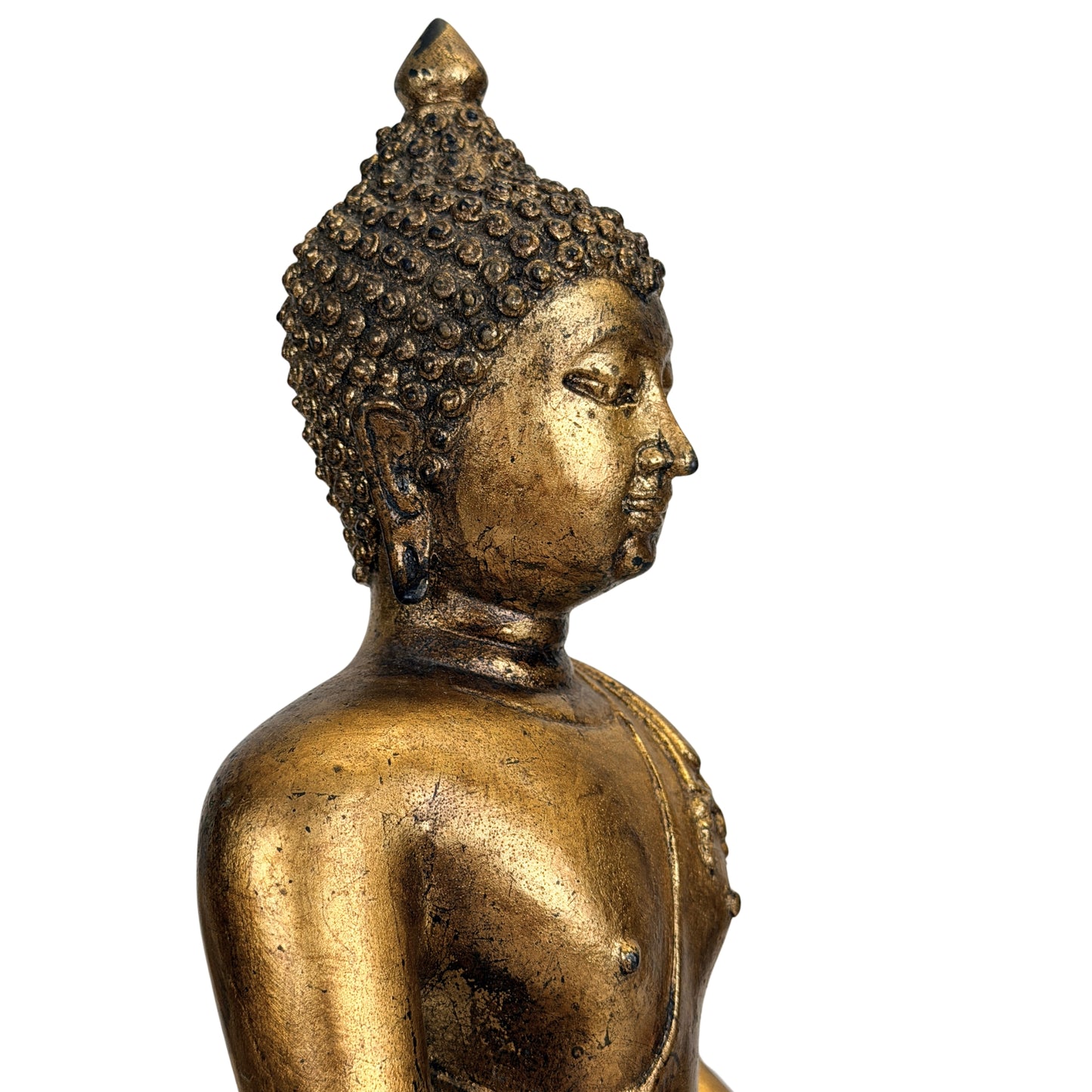 Profiel van Thaise Boeddha met langgerekte oorlel, haarspiralen en oude goudlaag