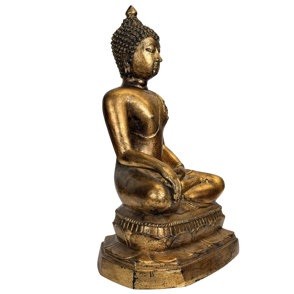 Zijaanzicht van zittende Thaise Boeddha op architectonische lotusvoet uit de Rattanakosin-periode