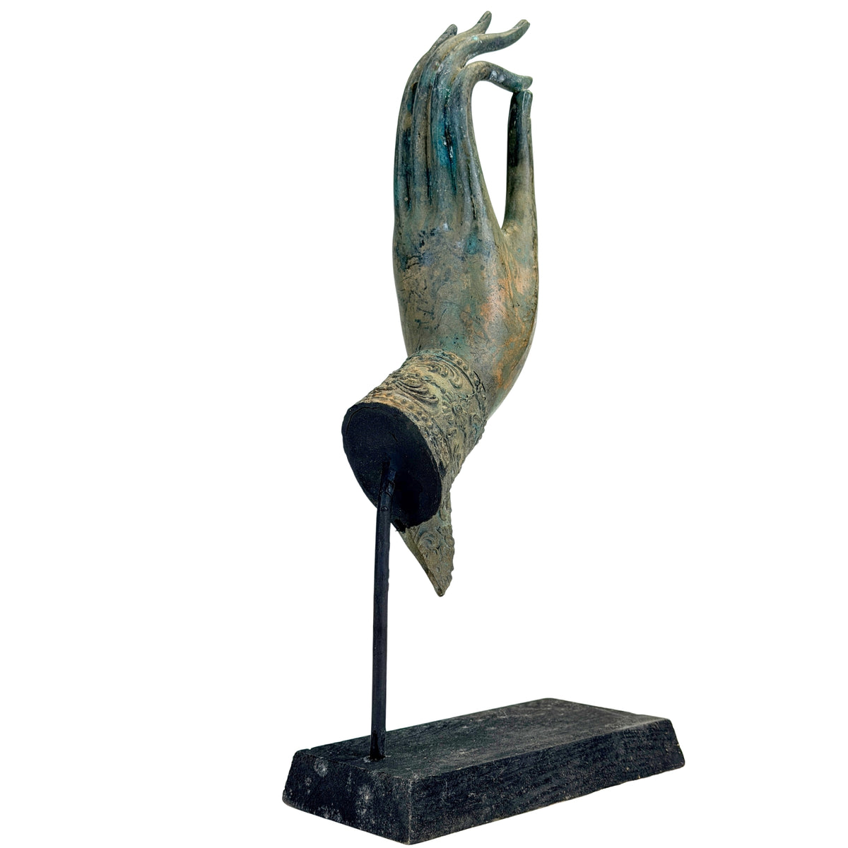 Zijaanzicht van Thaise bronzen Boeddhahand met lange vingers en groene patina