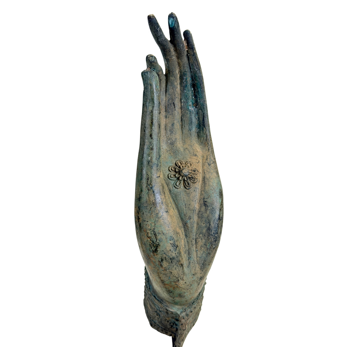Detail van Thaise bronzen Boeddhahand met centraal bloemchakra en lange vingers