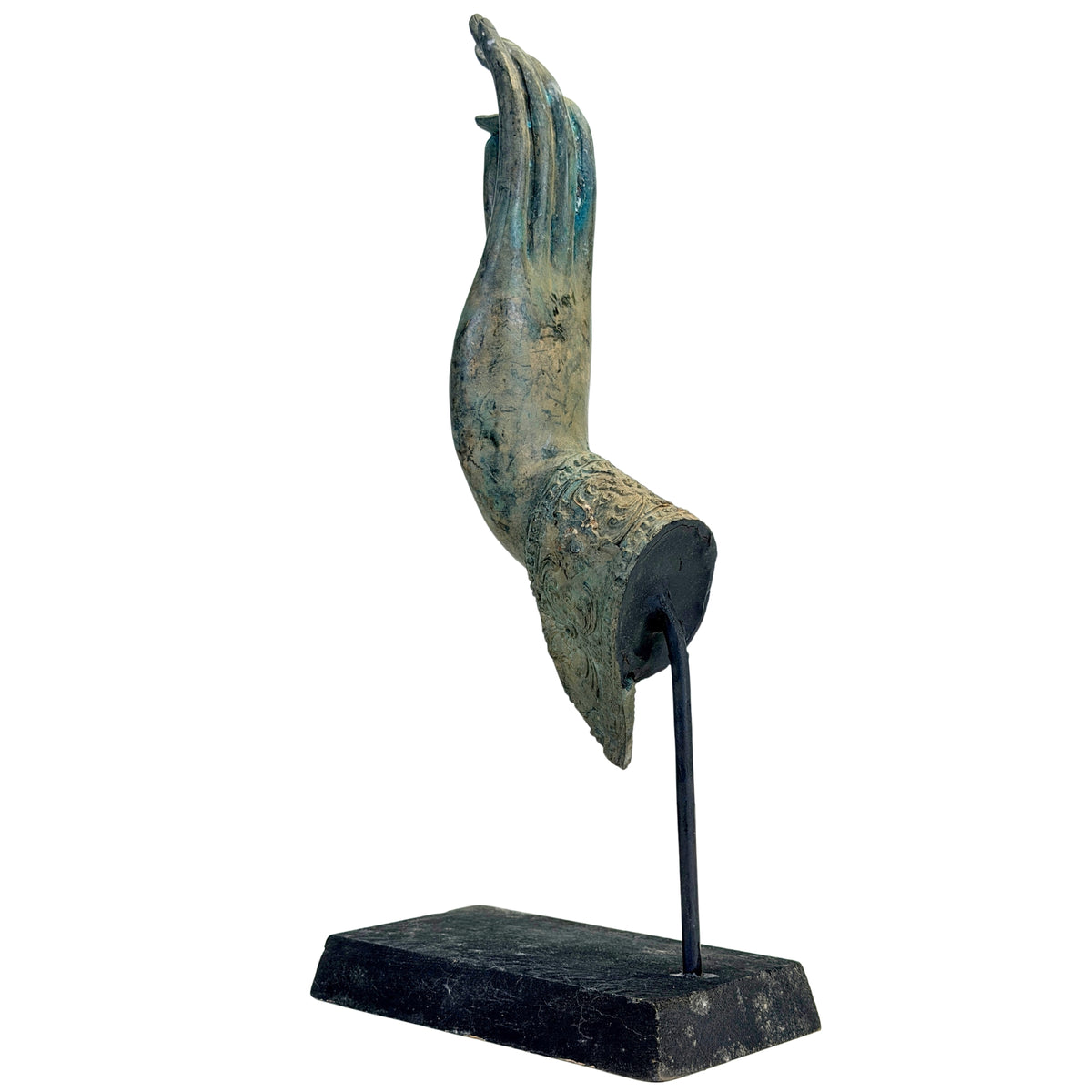 Profiel van Thaise bronzen Boeddhahand met donkere en blauwgroene patina
