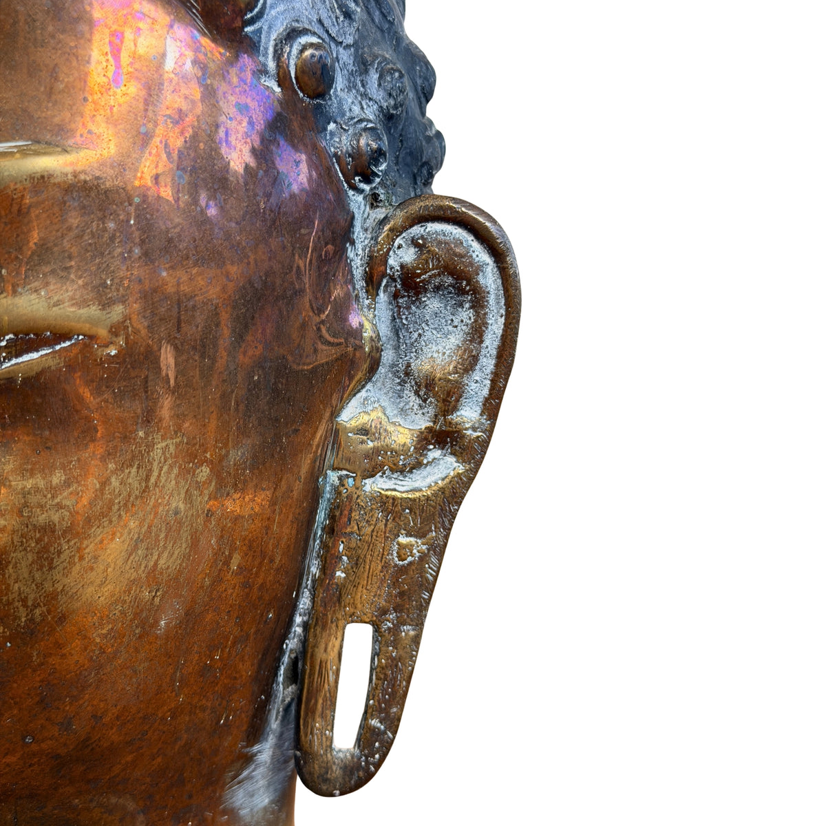 Linkeroor met langgerekte, open oorlel, detail