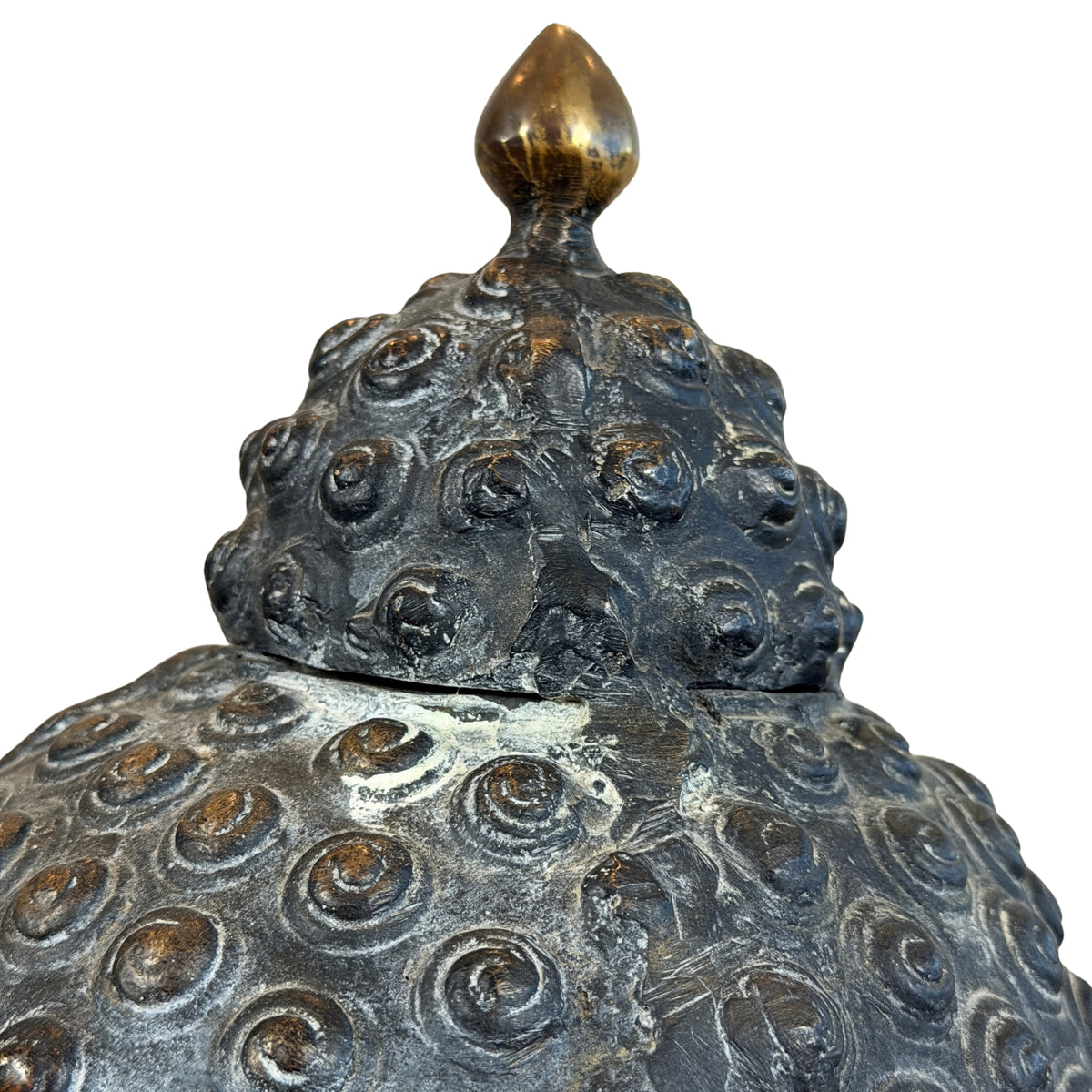 Ushnisha-kap met naad en lichte aanslag in het haar eronder, detail