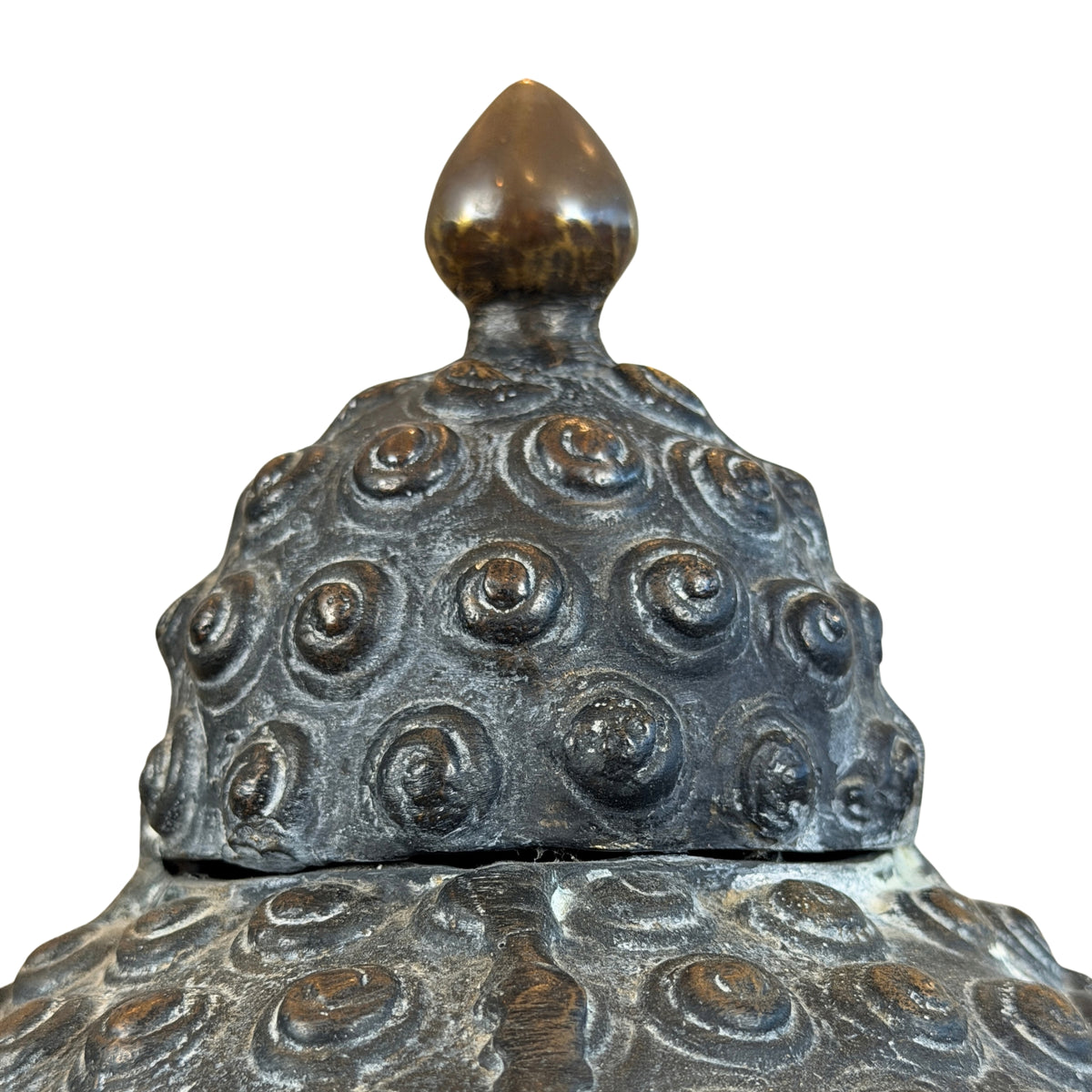 Ushnisha-kap met slakkenkrullen en gladde druppelvormige knop, met de naad op het haar, detail