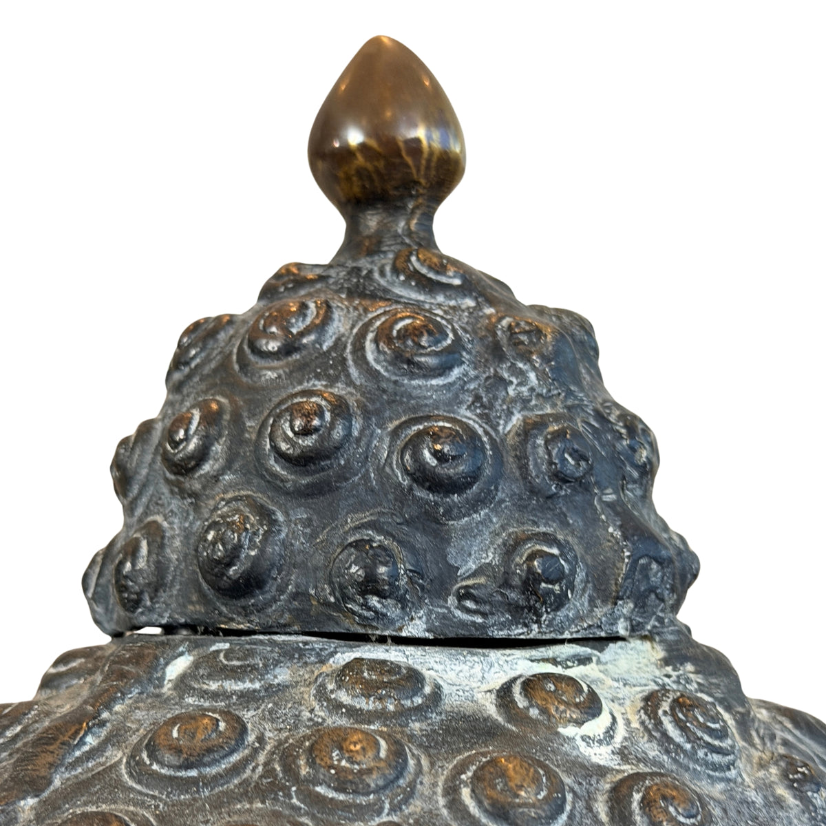 Gladde druppelvormige knop op de ushnisha-kap met slakkenkrullen, detail