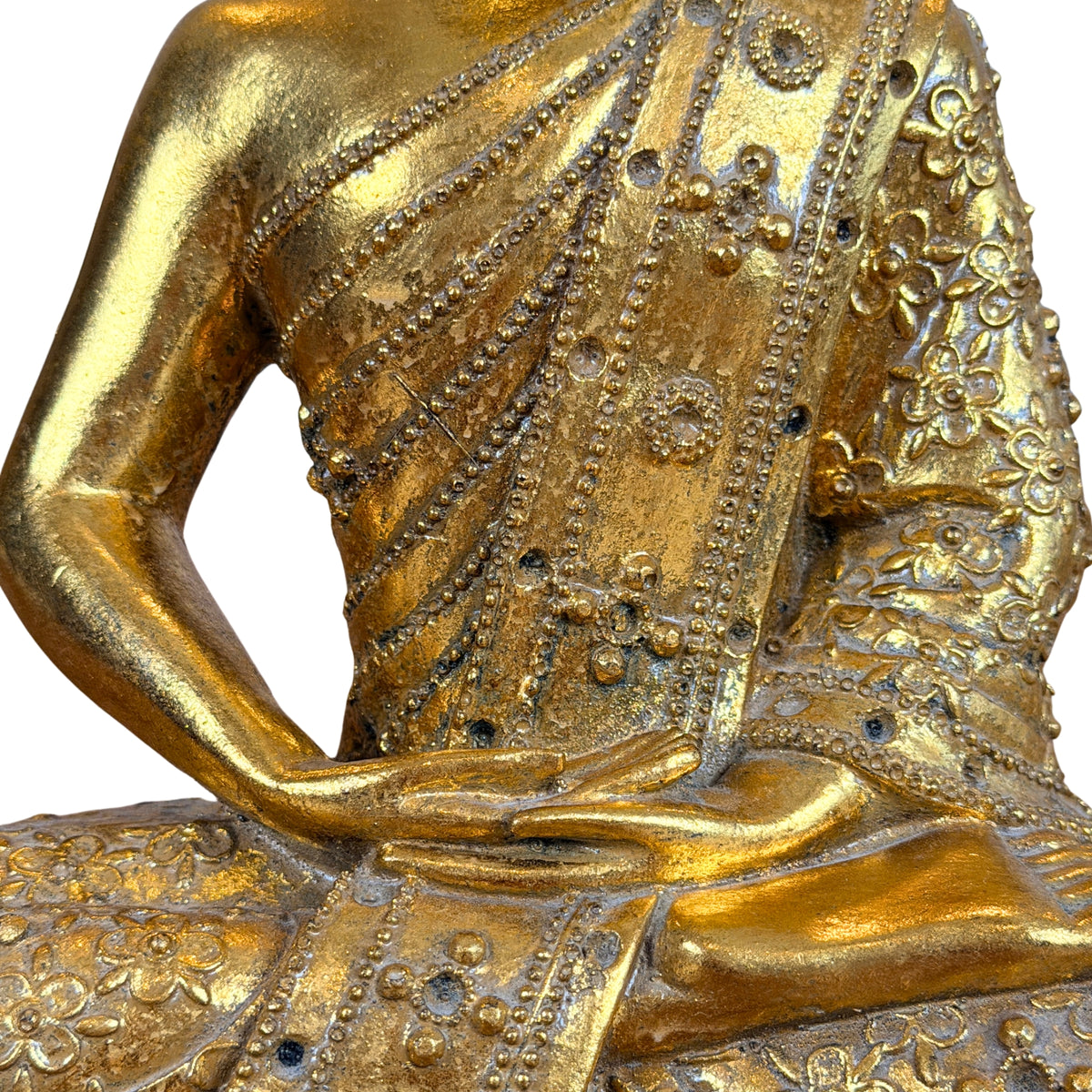Handen in dhyana mudra en gewaad met bloemen en kralen, detail