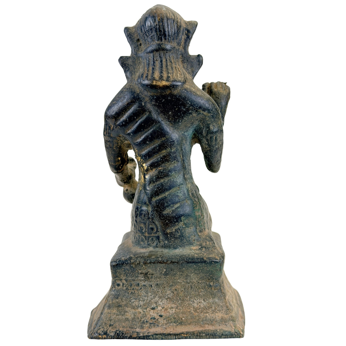 Achteraanzicht van de Thaise bronzen Nang Kwak op haar gedecoreerde sokkel.