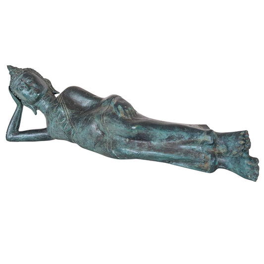 Detail van het hoofd van een liggende Thaise Boeddha met serene gezichtsuitdrukking en oude patina