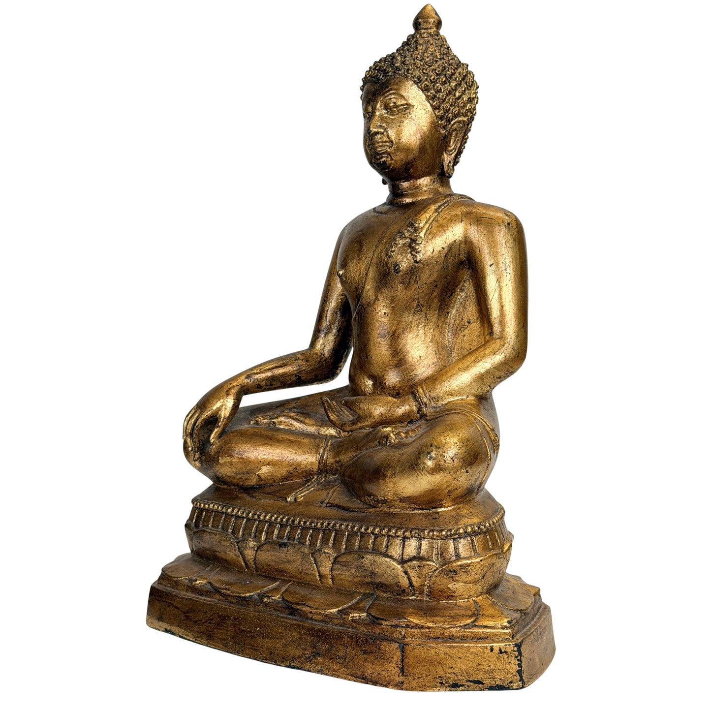 Driekwartaanzicht van antieke Thaise Rattanakosin Boeddha met goudkleurig historisch oppervlak
