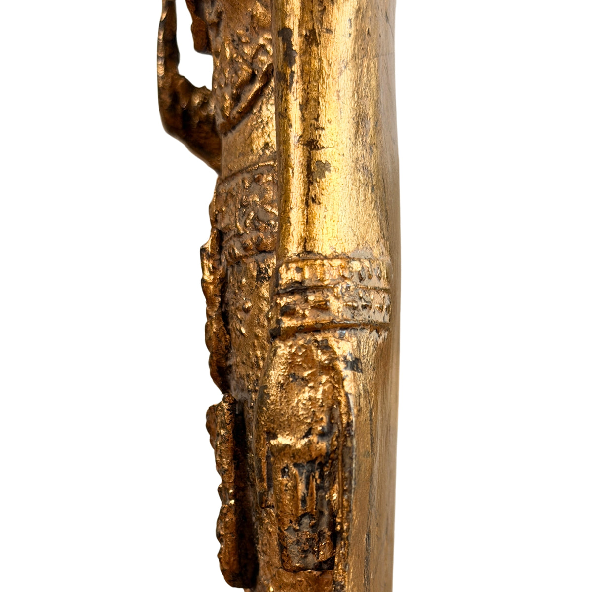 Arm langs het lichaam met armband en gesleten bladgoud, detail