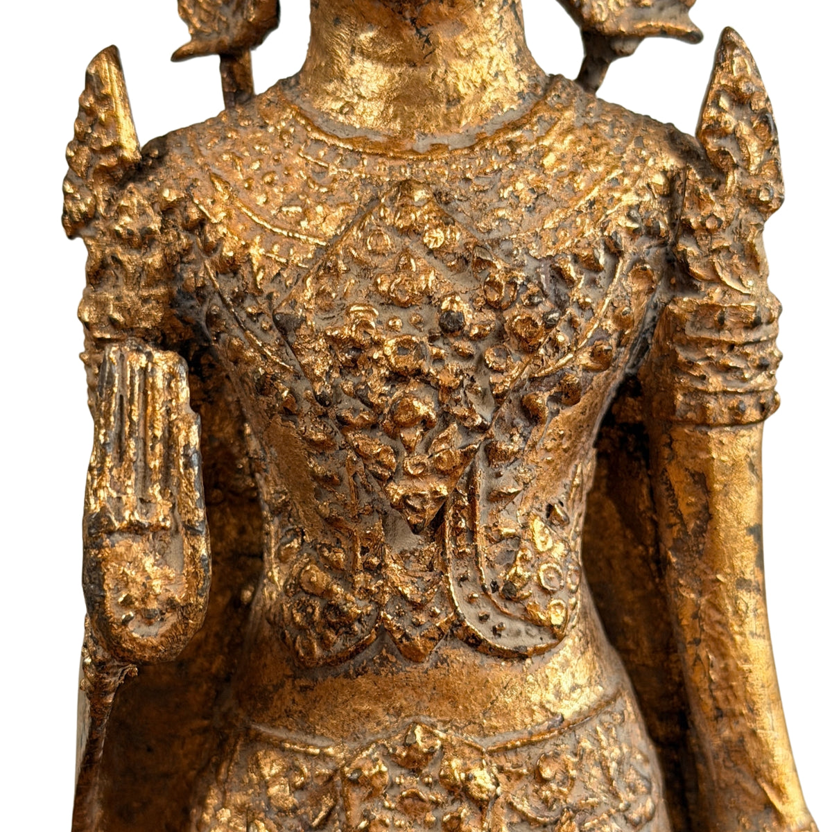 Borst met dicht bloemreliëf en de rechterhand in abhaya mudra, detail