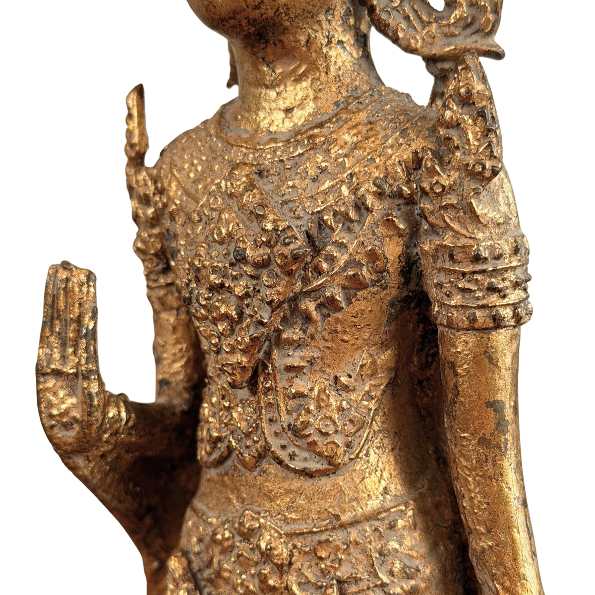 Borst, gewaadversiering en hand in abhaya mudra, driekwart detail