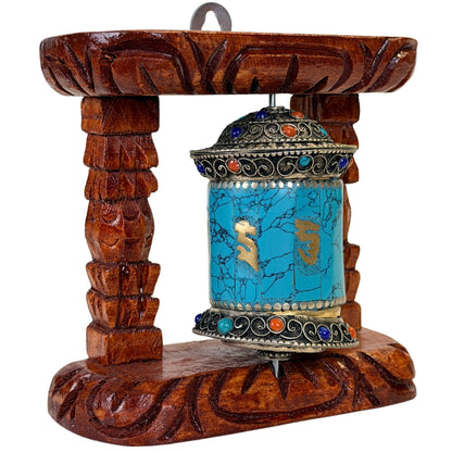 Tibetaans gebedswiel met mantra en decoratieve stenen