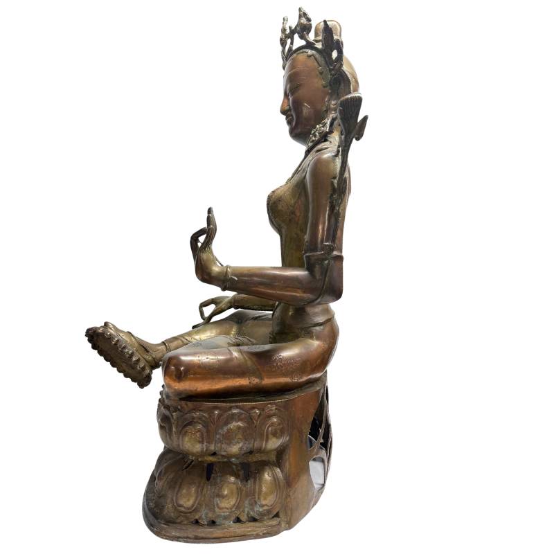 Tibetaans Tara-beeld in brons met symbolische lotusbasis