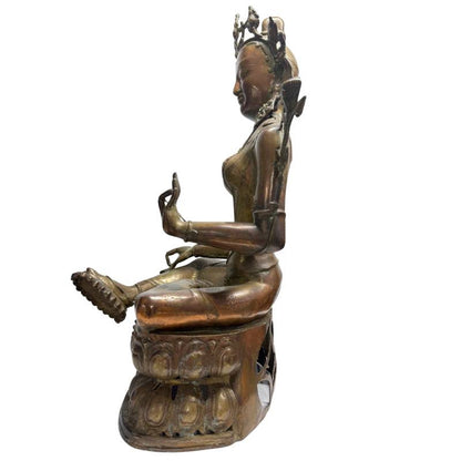 Tibetaans Tara-beeld in brons met symbolische lotusbasis