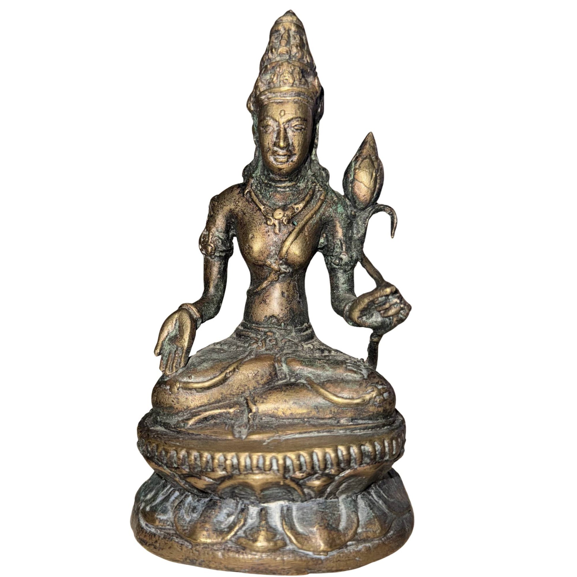 Tibetaanse Avalokiteshvara van brons op lotusbasis met oude oxidatie en rituele uitstraling