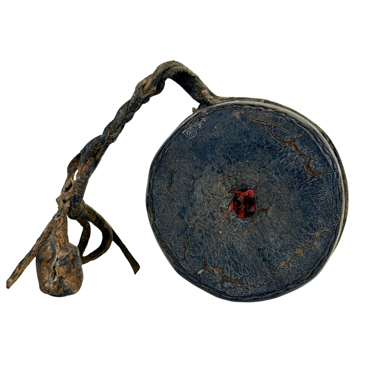 Tweede trommelvel van Tibetaanse damaru met centrale opening en rode draadrest