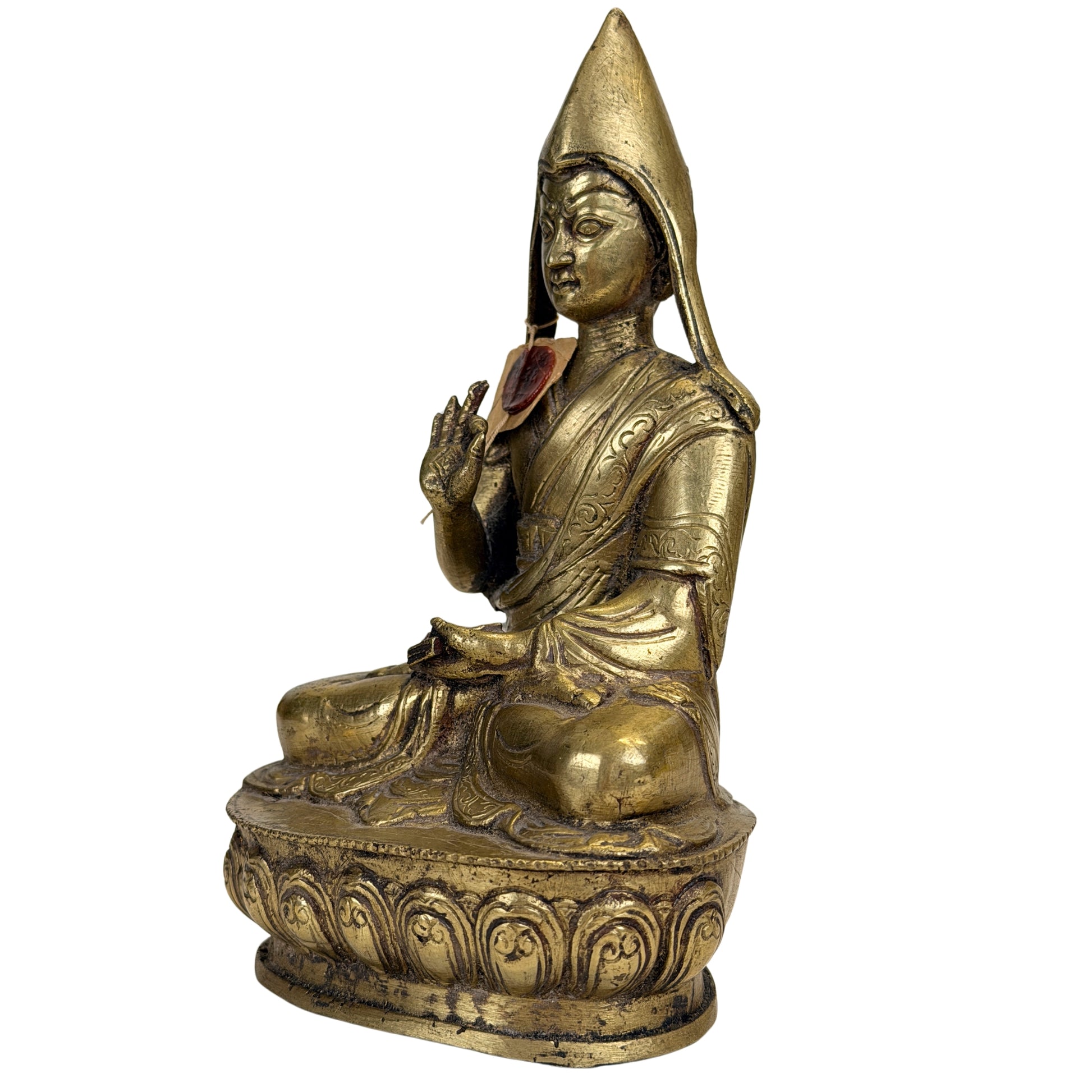 Vuurvergulde Gelug lama met religieuze tekst in de schoot en pandita-hoed, Tibet ca. 1750–1850