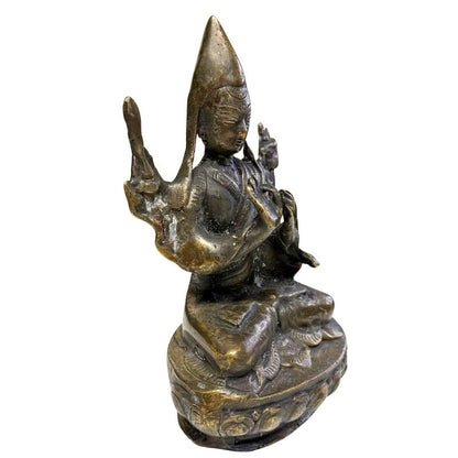 Detail van Manjushri iconografie op antiek Tibetaans lama beeld met zwaard en boek