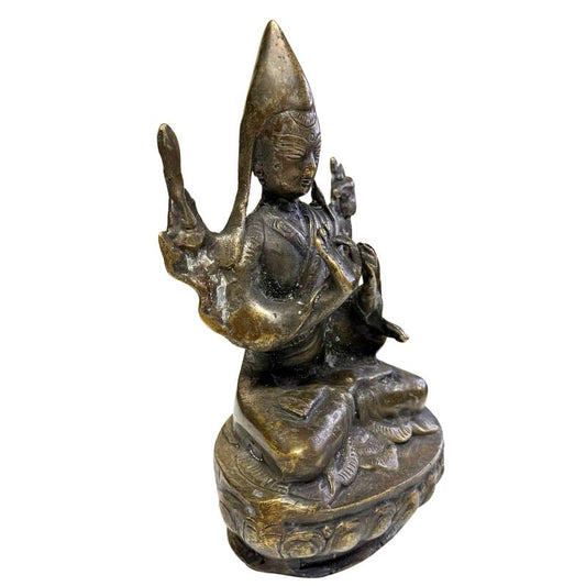 Detail van Manjushri iconografie op antiek Tibetaans lama beeld met zwaard en boek