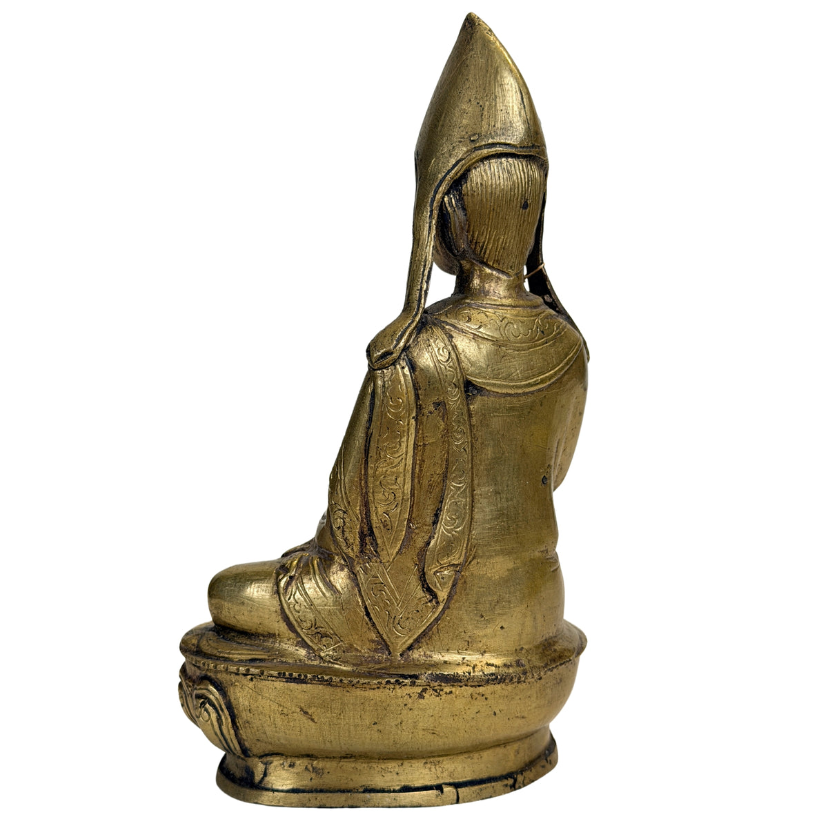 Gelug lama uit Tibet met rijk gedecoreerd gewaad en hoge pandita-hoed, 18e tot vroege 19e eeuw
