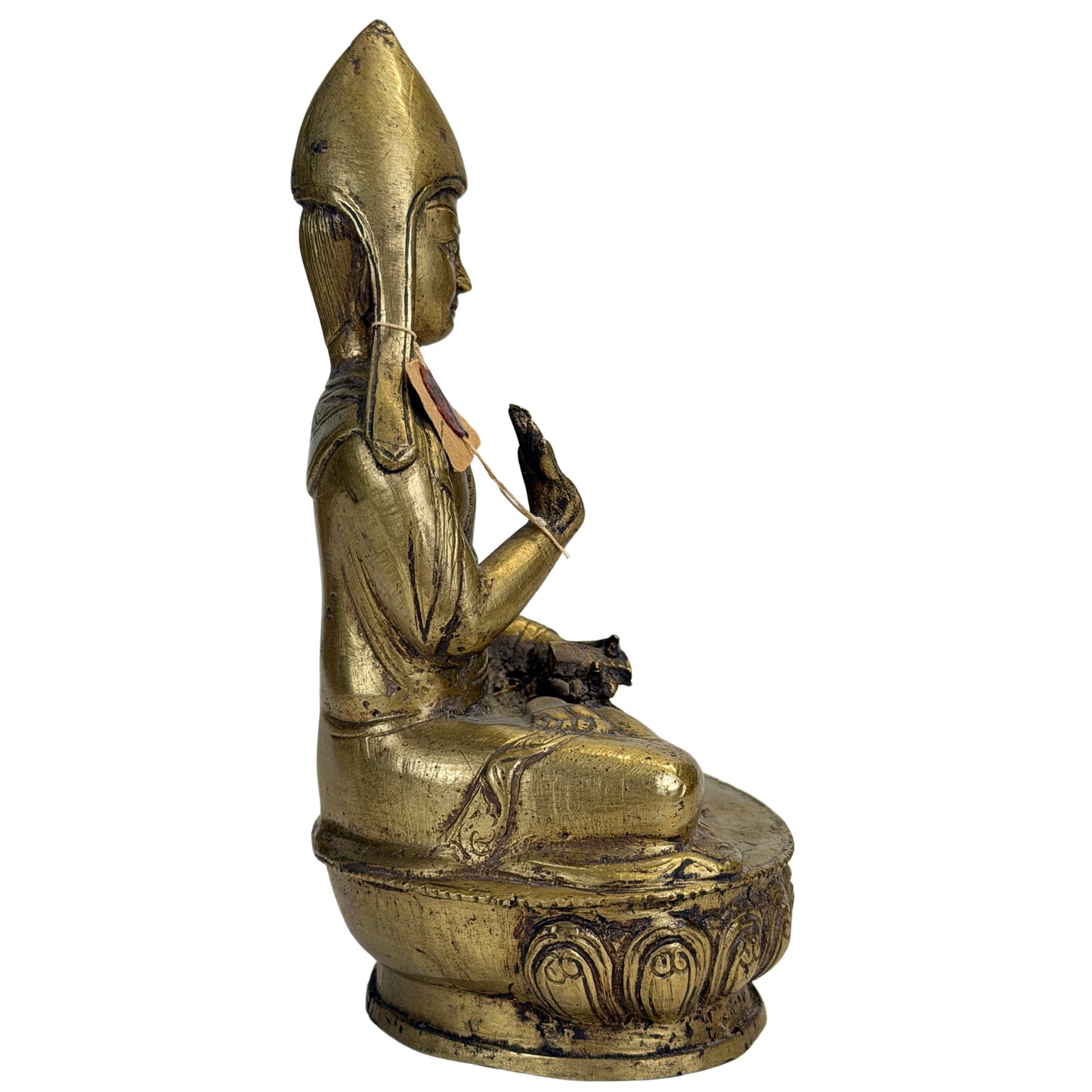 Tibetaanse lama met hoge pandita-hoed en oude vuurvergulding op het monastieke gewaad