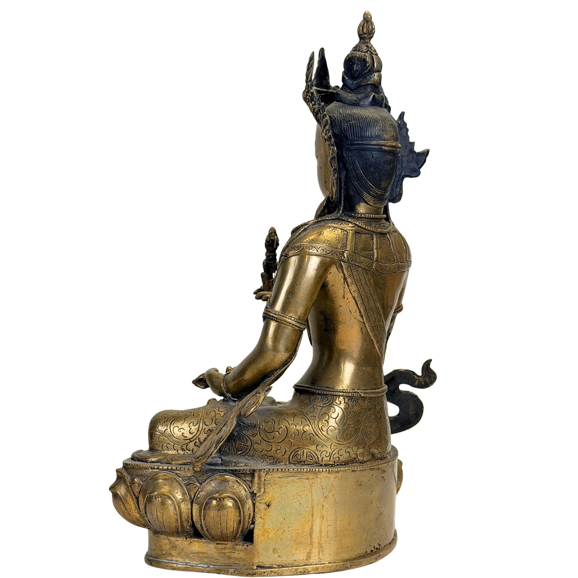 Schuin achteraanzicht van monumentale Tibetaanse Vajrasattva met handgegraveerd gewaad en historische vuurvergulding