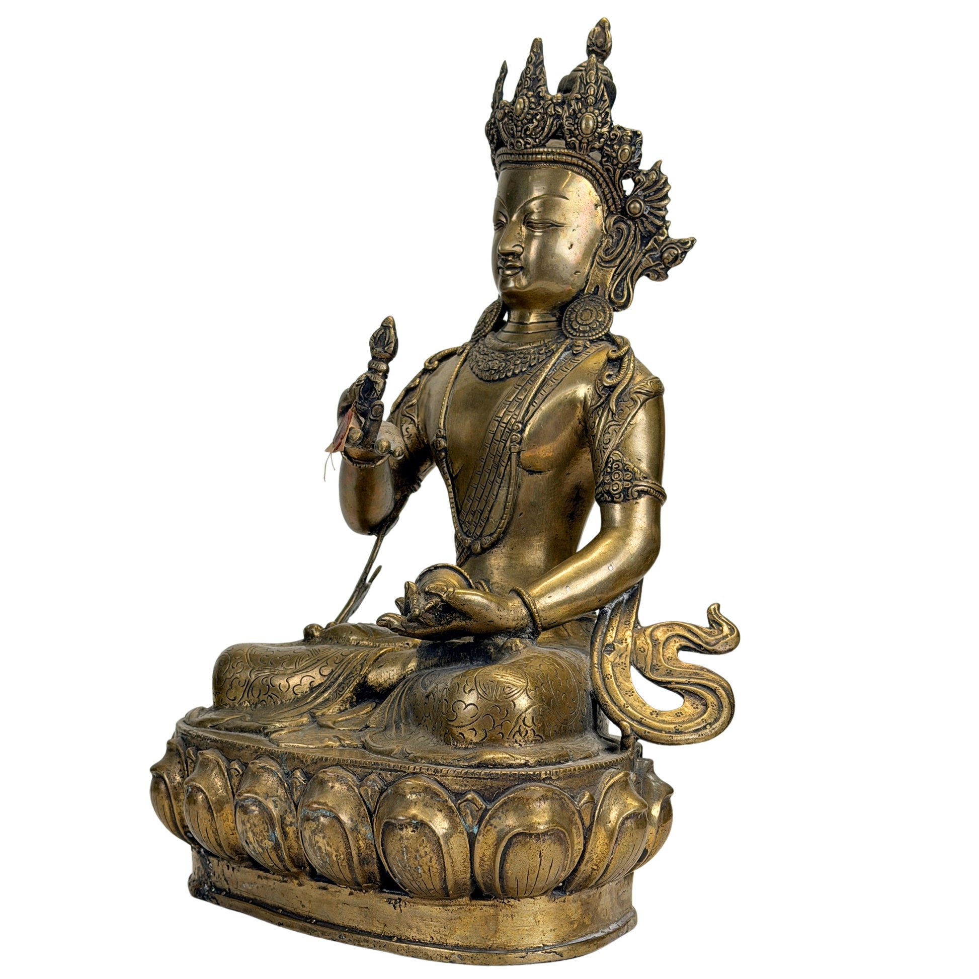 Schuin vooraanzicht van monumentale Tibetaanse Vajrasattva met historische vuurvergulding en rijk gedecoreerde kroon