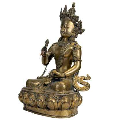 Schuin vooraanzicht van monumentale Tibetaanse Vajrasattva met historische vuurvergulding en rijk gedecoreerde kroon