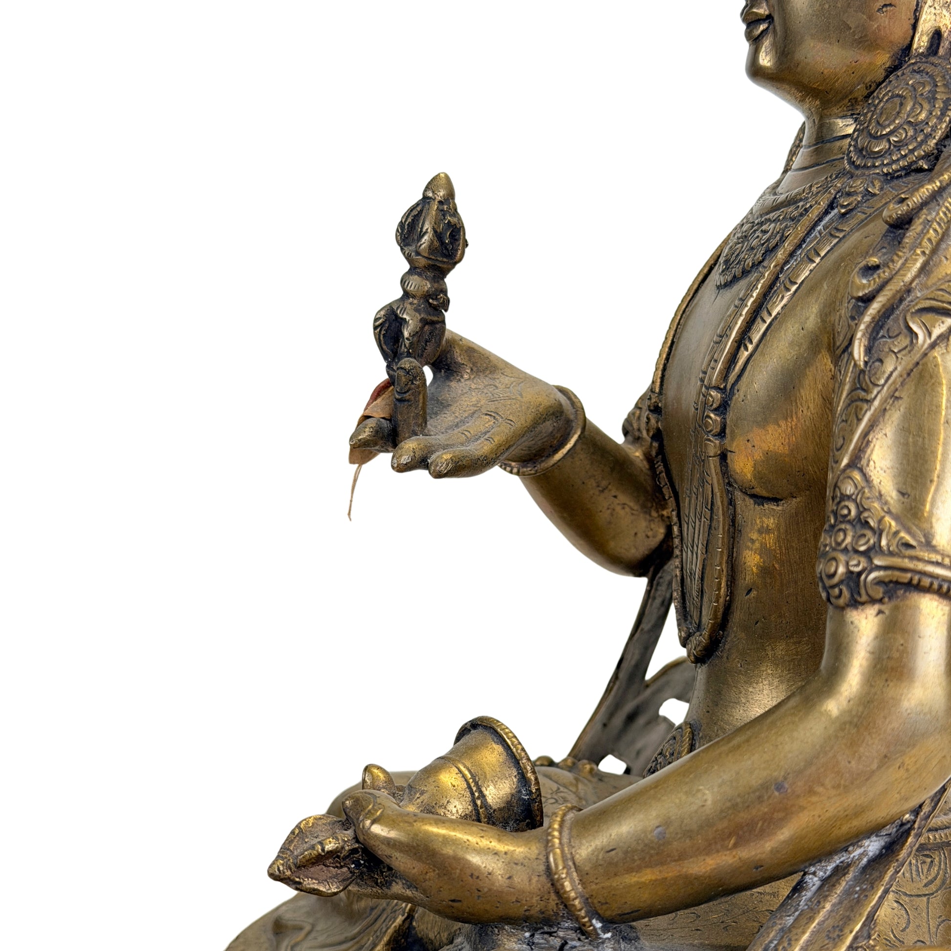 Vajrasattva met beide rituele attributen, de vajra en ghanta, in historisch vuurverguld brons