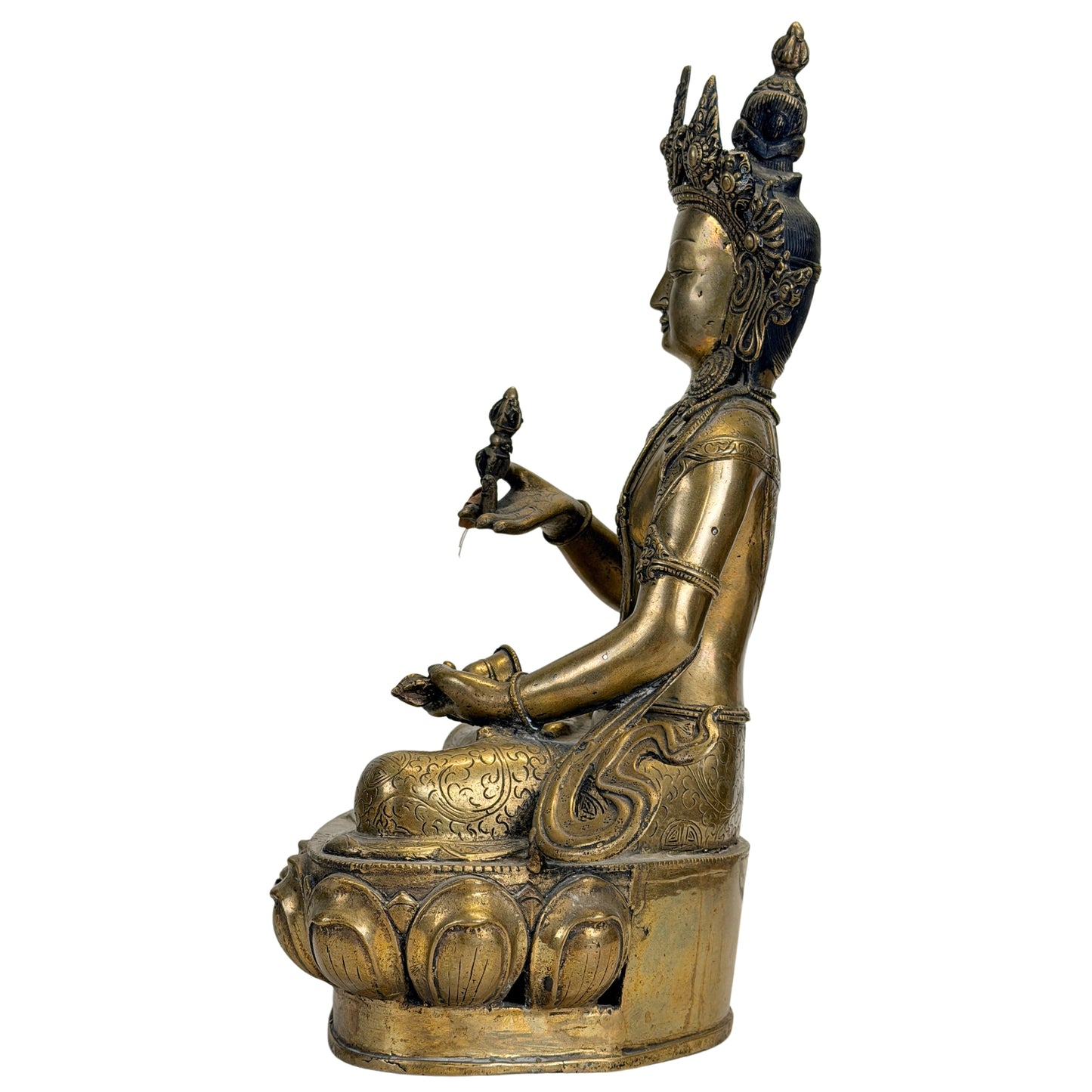 Zijaanzicht van monumentale Tibetaanse Vajrasattva met historische vuurvergulding en Newar-invloeden