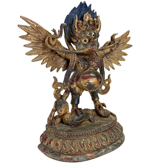 Verguld bronzen Garuda figuur uit Himalaya kunst met polychromie details