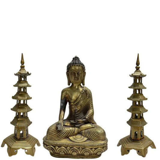 Sfeervolle 3-delige vintage Chinese bronzen altaarset gefotografeerd op een witte achtergrond, bestaande uit een centraal zittend Medicijn Boeddha Bhaisajyaguru beeld geflankeerd door twee identieke vijflaagse pagode torens op een zeshoekige voet.