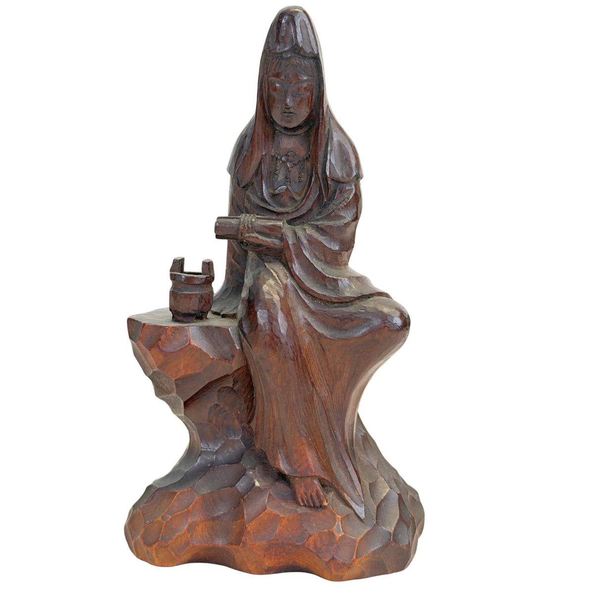 Vooraanzicht van de handgesneden Japanse houten Kannon (Guanyin) zittend op een rotsbasis met een offervat in kastanjebruine patina.