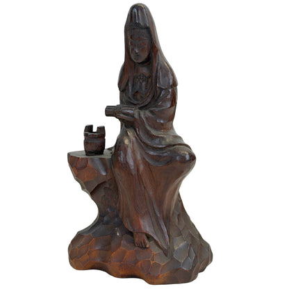 Driekwart vooraanzicht van de linkerzijde, illustrerend de meditatieve expressie van het gezicht en de handgepolijste wrijvingspatina op de schouders.
