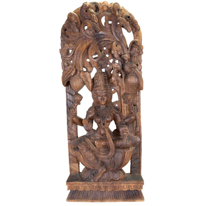 Detail van de natuurlijke patina op een massief houten Meenakshi paneel uit de 20e eeuw