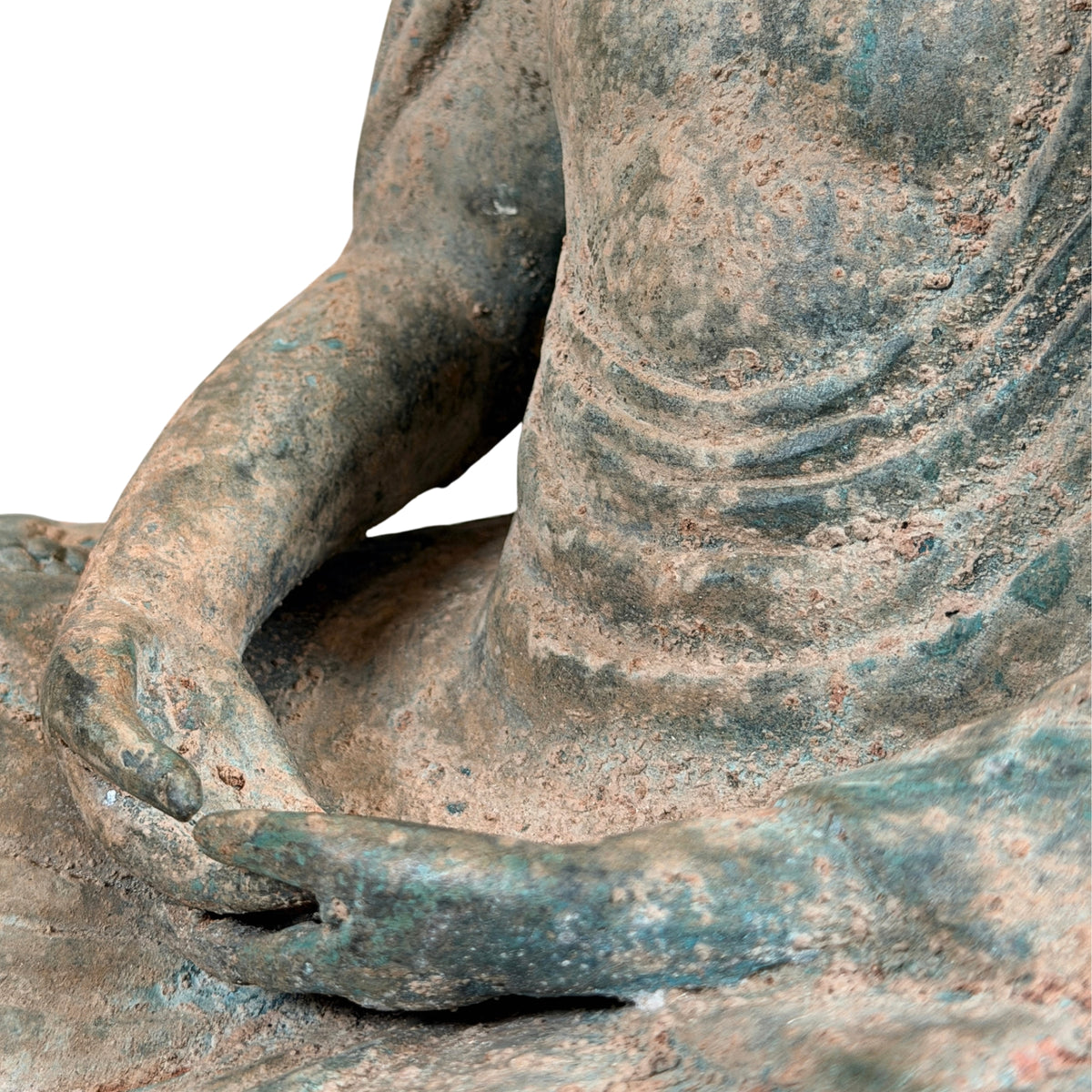 Armen, handen en afgeronde buikplooien van de bronzen Boeddha, detail