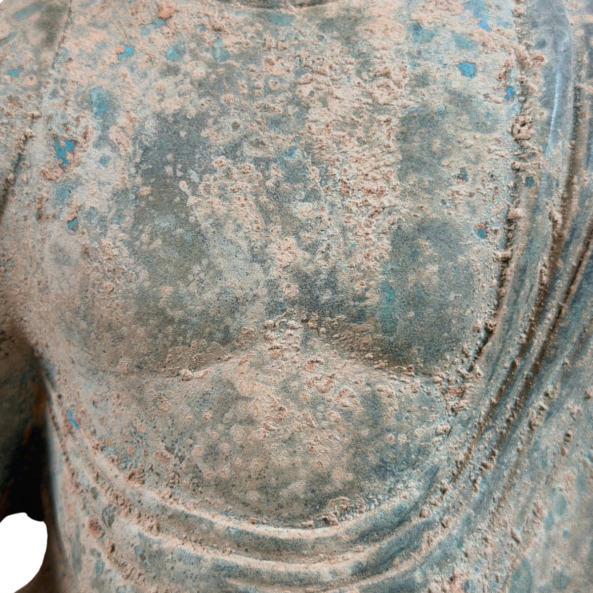 Borst en pij van de bronzen Boeddha met groen-blauwe patina, detail