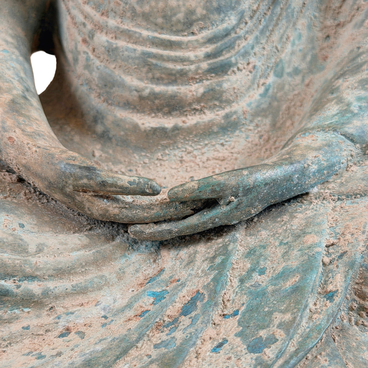 Handen in de schoot in dhyana mudra, detail van de bronzen Boeddha