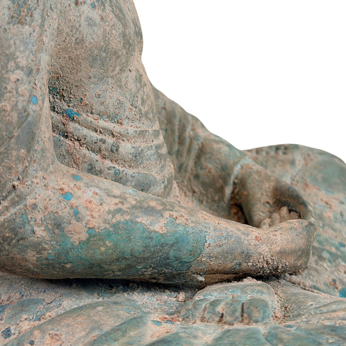Onderarm, hand en voetzool in de schoot van de bronzen Boeddha, detail