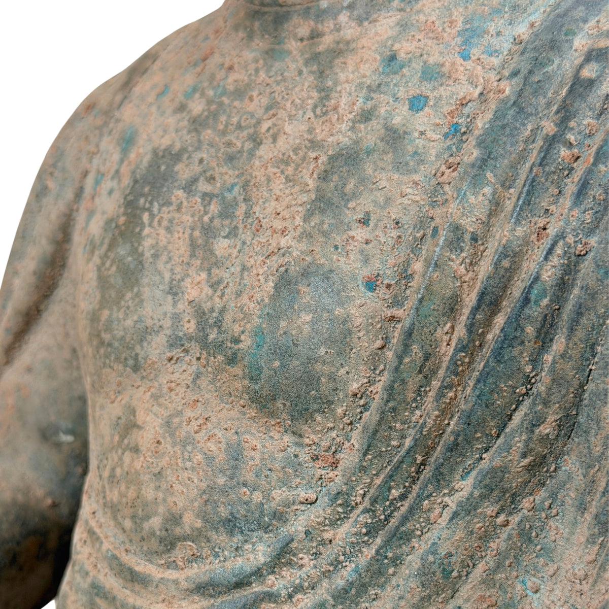Pij over schouder en borst met aardachtige afzetting, detail