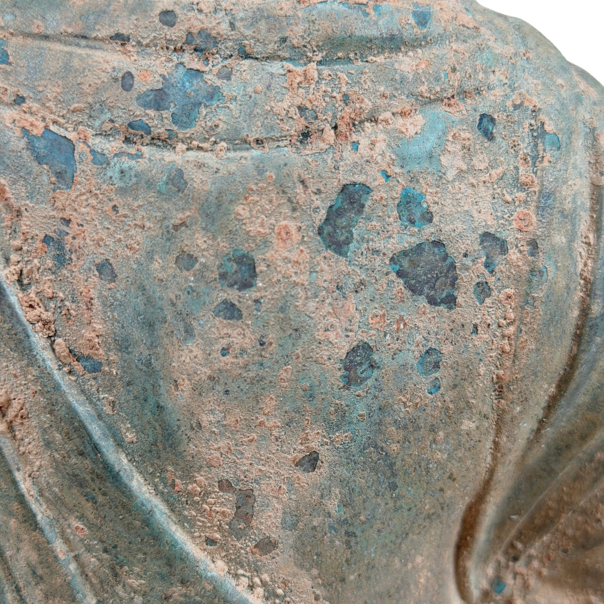 Rug van de bronzen Boeddha met groen-blauwe patina en donkere vlekken, detail