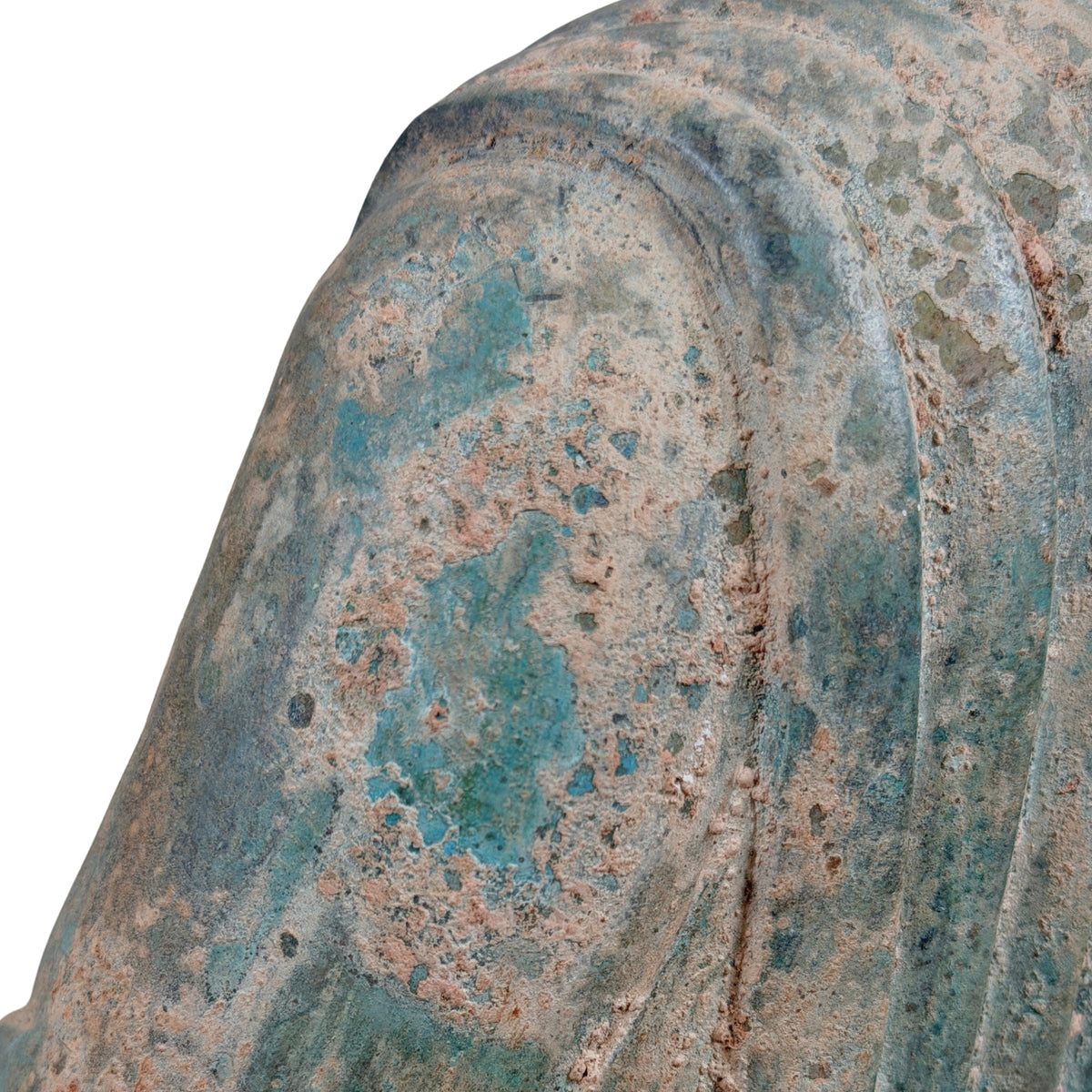 Plooien van de pij over de schouder met groen-blauwe patina, detail