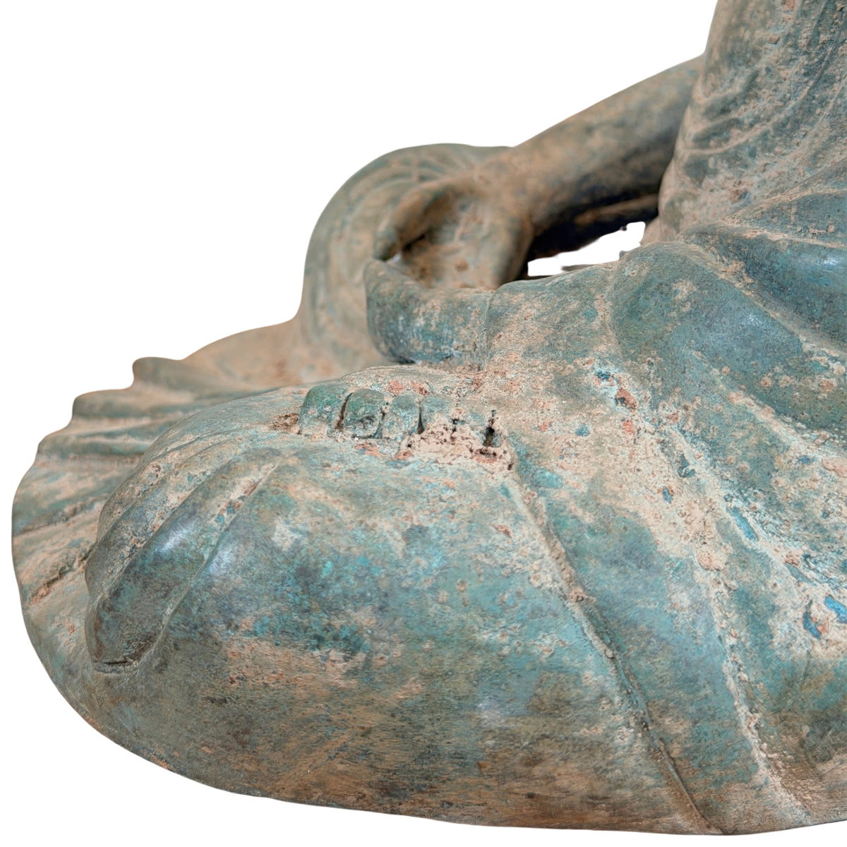 Gekruiste benen met opgekeerde voetzool, tenen en hand, detail