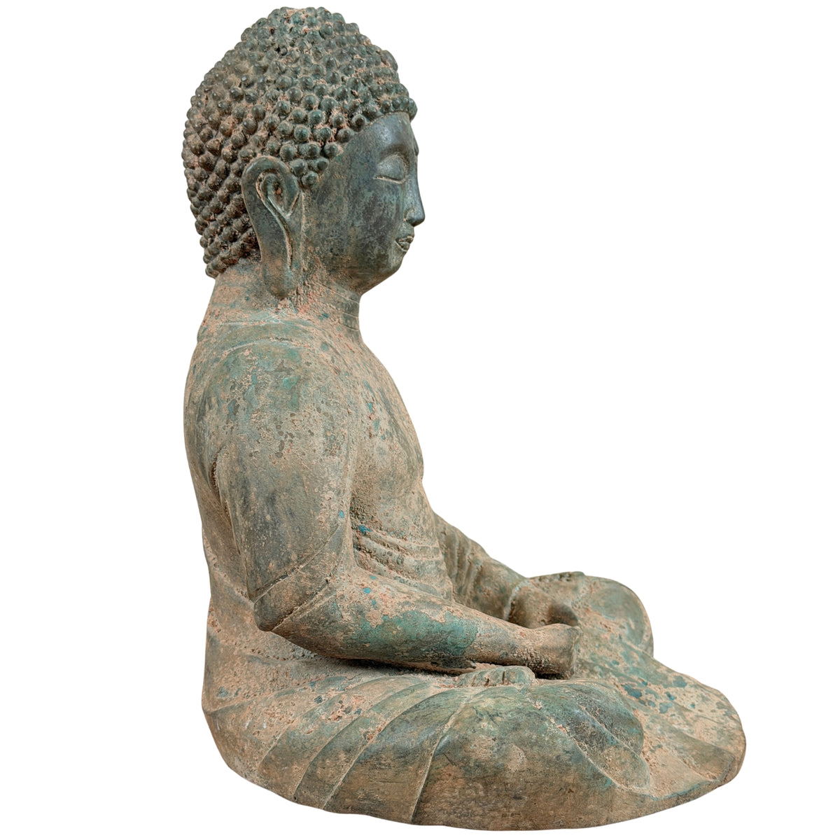 Zijaanzicht van de bronzen Boeddha in volle lotushouding