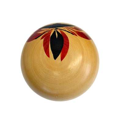 Bovenaanzicht van de ronde kruin met de handgeschilderde zwarte en dieprode bloembladpatronen die het hoofd sieren.