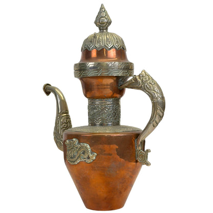 Rechter zijaanzicht van de theepot met de geappliqueerde draak op de roodkoperen buik en de decoratieve paktong halsband.