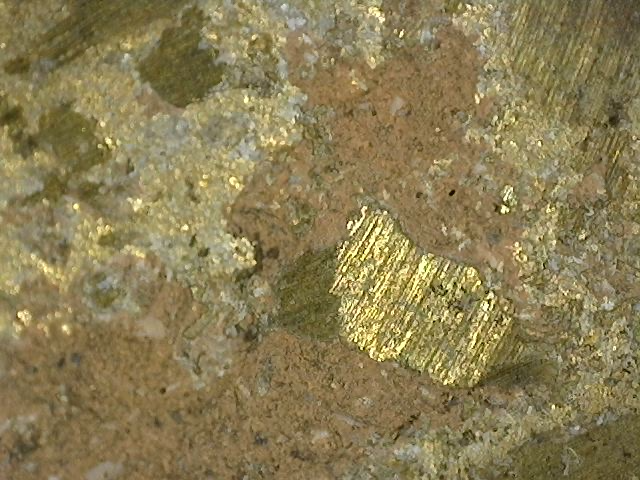 Microscopische bevestiging van oorspronkelijke vuurvergulding op 17e–18e eeuws Khmer Vishnu borstbeeld